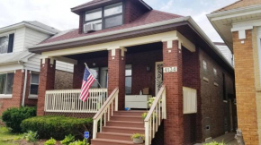 Well-Appointed Cozy Portage Park Apt, Dogs, Kids, Free Parking, 420 Compliant